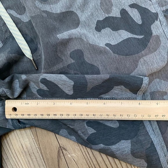 Vuori Banks Shorts Mens Unlined Gray Camo V Cycled 4 Way Stretch Gym Workout - Picture 5 of 6